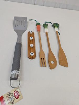 Vintage Avon Gallery Vegetable Wooden Utensils With Rack & Grill Spatula