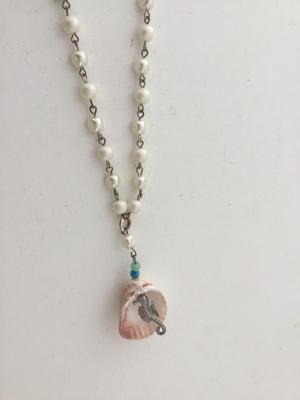 Gold tone unmarked shell seahorse charm necklace