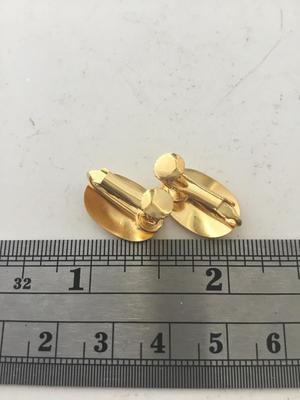 Unmarked vintage screw on earrings