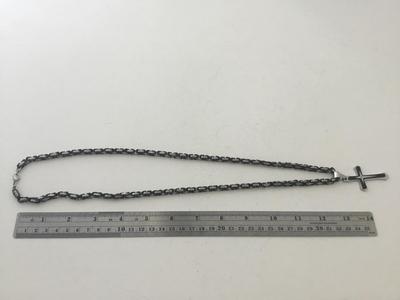 Unmarked cross fashion necklace