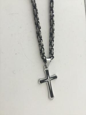 Unmarked cross fashion necklace
