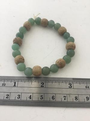 Green beaded stretchy bracelet