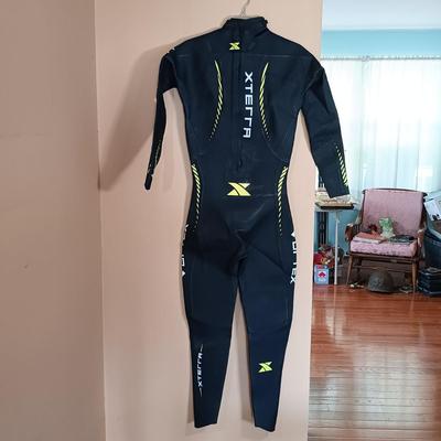 LOT 165L: XTERRA Vortex Wetsuit Women's Size Large