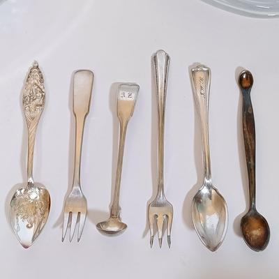 LOT 170L: A Collection of Vintage Silverware and Glass Dishes