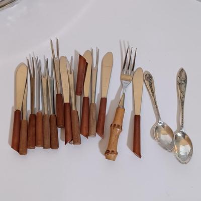 LOT 170L: A Collection of Vintage Silverware and Glass Dishes
