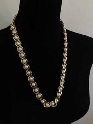 Beautiful Link Gold Tone Iredescent Beaded Necklace
