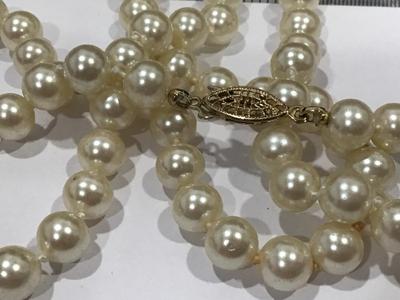 Beautiful vintage Faux pearl necklace. Nice quality.