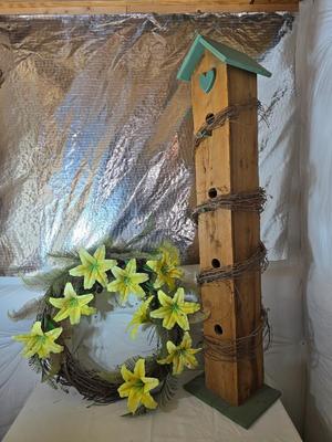 Rustic Birdhouse Tower & Floral Wreath – Garden Décor Set