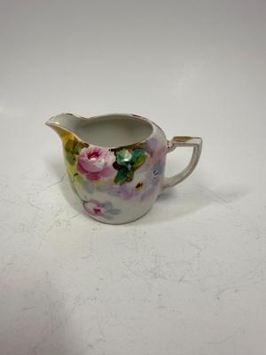 Sale Photo Thumbnail #394: Good condition, no chips or cracks. The gold is worn in a few places, see photos. Approx. 3" tall. Possibly made in occupied Japan, but not marked as such.