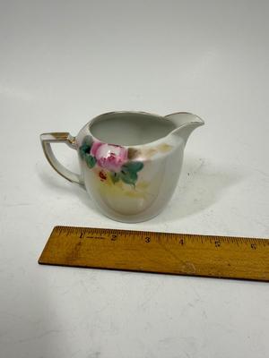 Sale Photo Thumbnail #391: Good condition, no chips or cracks. The gold is worn in a few places, see photos. Approx. 3" tall. Possibly made in occupied Japan, but not marked as such.