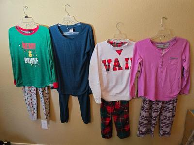 Women’s Pajama & Lounge Set – 4 Outfits (Sizes M–L, Holiday & Cozy Styles)