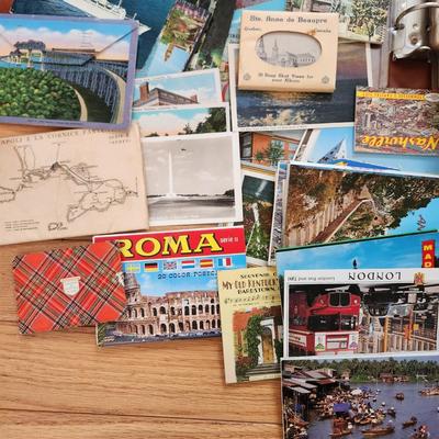 Large Lot Vintage Postcard w 4 albums,