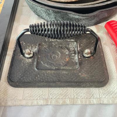 Lodge Griddle & Cast Iron Pans w/ Le Creuset (DR-SS)