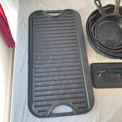 Lodge Griddle & Cast Iron Pans w/ Le Creuset (DR-SS)