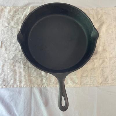 Lodge Griddle & Cast Iron Pans w/ Le Creuset (DR-SS)