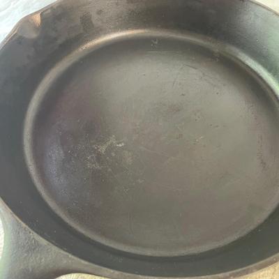 Lodge Griddle & Cast Iron Pans w/ Le Creuset (DR-SS)