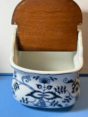 VINTAGE BLUE DANUBE JAPANESE SALT BOX W/WOODEN LID IN VG PREOWNED CONDITION.