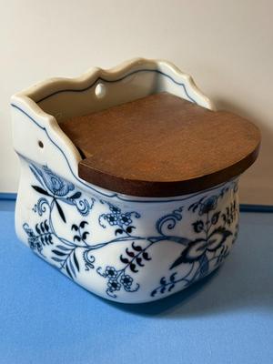 VINTAGE BLUE DANUBE JAPANESE SALT BOX W/WOODEN LID IN VG PREOWNED CONDITION.