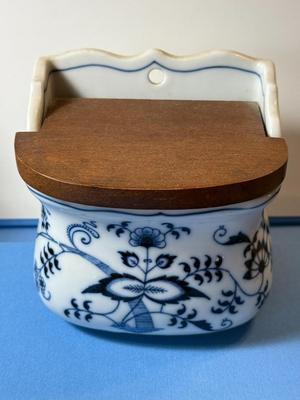 VINTAGE BLUE DANUBE JAPANESE SALT BOX W/WOODEN LID IN VG PREOWNED CONDITION.