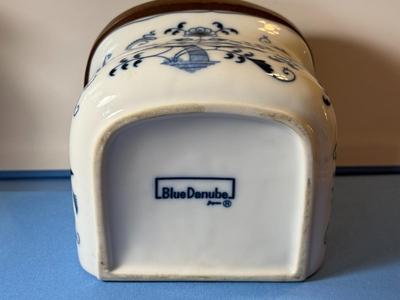 VINTAGE BLUE DANUBE JAPANESE SALT BOX W/WOODEN LID IN VG PREOWNED CONDITION.