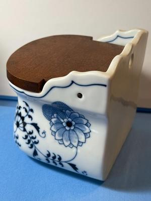 VINTAGE BLUE DANUBE JAPANESE SALT BOX W/WOODEN LID IN VG PREOWNED CONDITION.