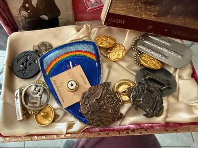MISCELLANEOUS MILITARY BOX WITH DOG TAG, GLASS PICTURE. STERLING MILITARY PIN, ETC AS PICTURED.