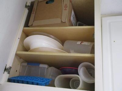 Assortment Of Plastic & Tupperware Storage & Drinking Cups (K)