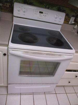 2024 Frigidaire White Stove (K)