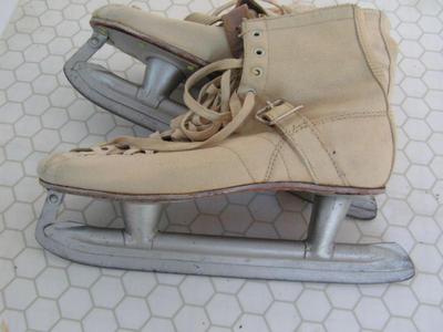 Vintage ladies size 6 ice skate, Montgomery Ward brand.