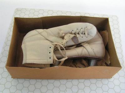 Vintage ladies size 6 ice skate, Montgomery Ward brand.