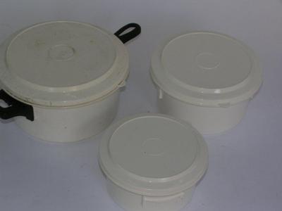 Set of 4 microwave able containers w/lids and handles