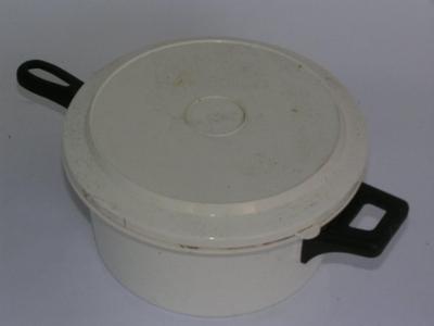 Set of 4 microwave able containers w/lids and handles