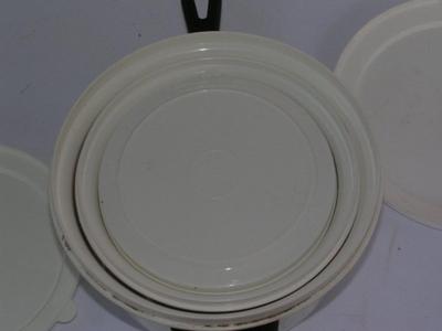 Set of 4 microwave able containers w/lids and handles