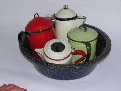 Assorted old coffee pots and a graniteware pan