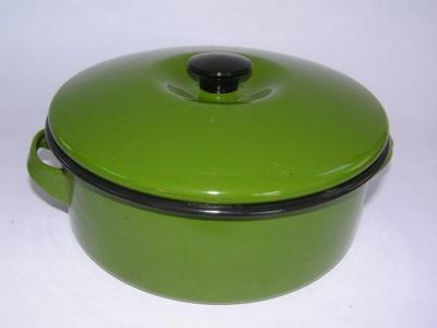 Porcelain casserole dish with lid