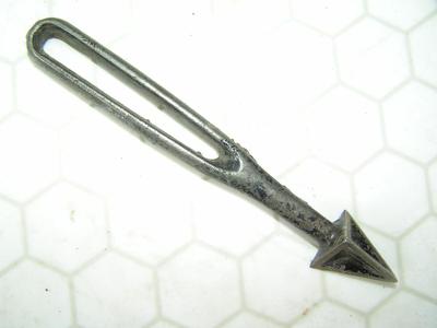 Three bladed small hand operated de-burring tool