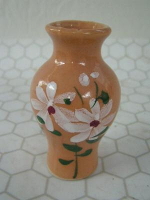 Cute little vase w/flowers, about 4" tall