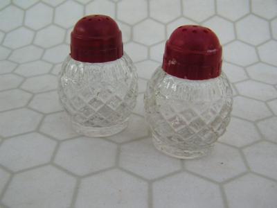 Pair of vintage miniature salt & pepper shakers, c.1930s-1950s