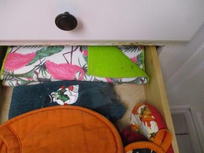 4 Drawers Of Kitchen Gadgets & Pot Holders (K)