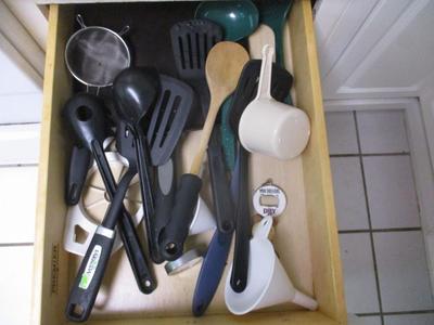 4 Drawers Of Kitchen Gadgets & Pot Holders (K)