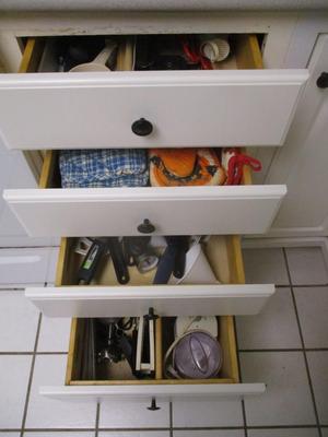 4 Drawers Of Kitchen Gadgets & Pot Holders (K)
