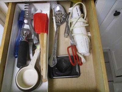4 Drawers Of Kitchen Gadgets & Pot Holders (K)