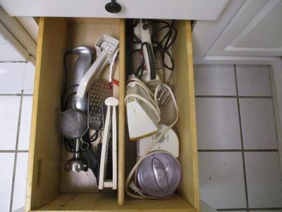 4 Drawers Of Kitchen Gadgets & Pot Holders (K)