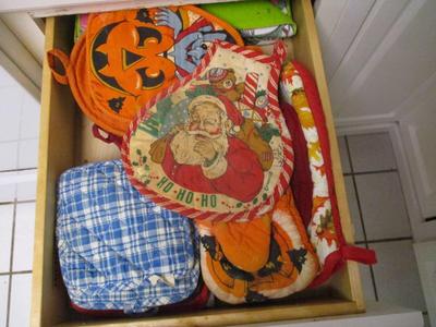 4 Drawers Of Kitchen Gadgets & Pot Holders (K)