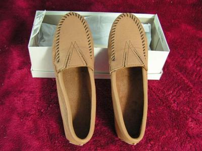 MINNETONKA Moccasins size 7 womens, look like new/unused.