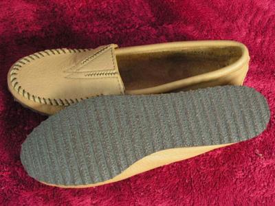 MINNETONKA Moccasins size 7 womens, look like new/unused.