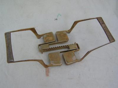 Handy slide adjustable bowl carrier/trivet for your kitchen