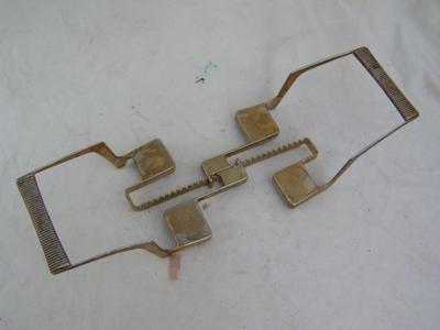 Handy slide adjustable bowl carrier/trivet for your kitchen