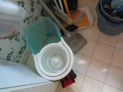 Mop Bucket Cleaning Buckets & Mops (UR)