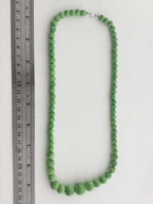 Unmarked green beaded fashion necklace
